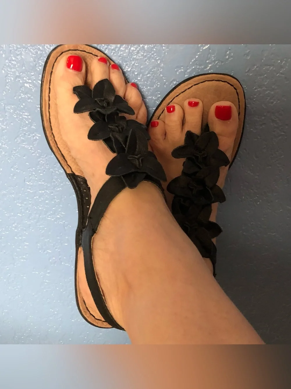 EUC b.o.c. Black Floral T-Strap Sandals with Decorative Flowers